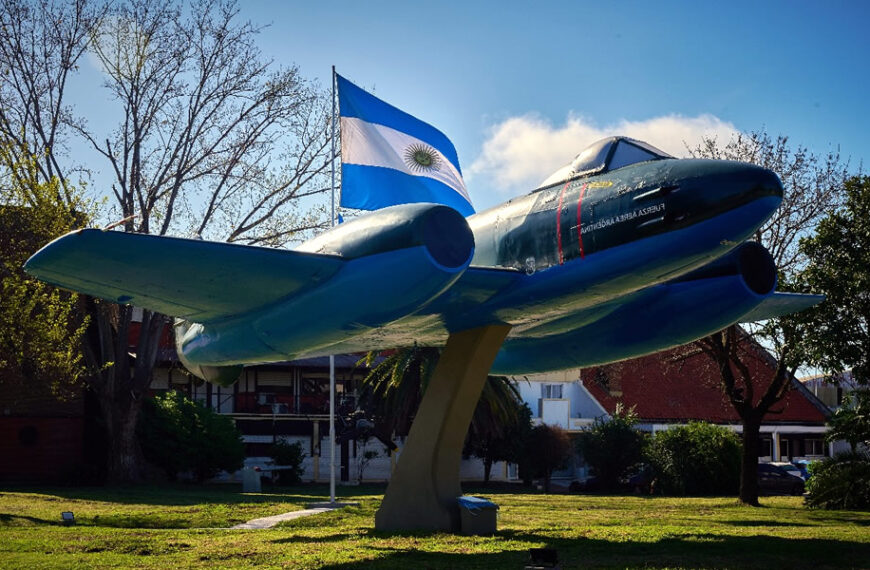 Ceremonia de colocación del Gloster Meteor FMK IV, matrícula C-095 en el Comando Conjunto Aeroespacial Belisario Roldan
